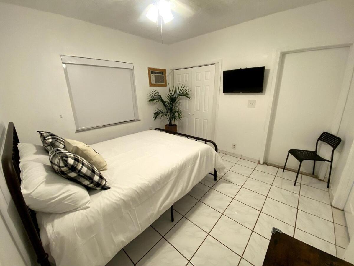 Chic Centrally Located Spacious 4 Bedrooms Ferienhaus