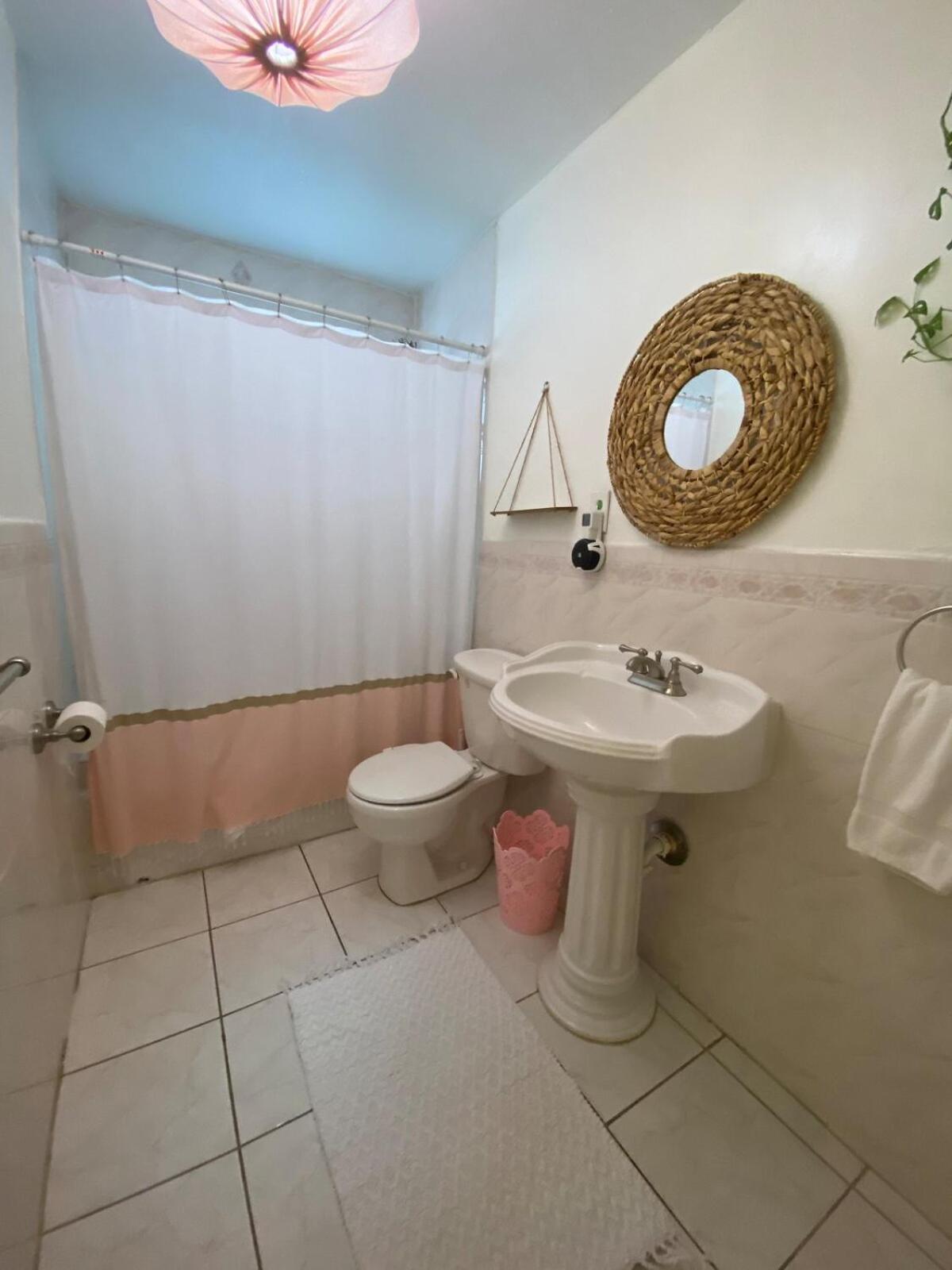 Chic Centrally Located Spacious 4 Bedrooms
