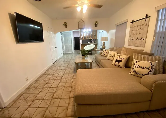 Chic Centrally Located Spacious 4 Bedrooms