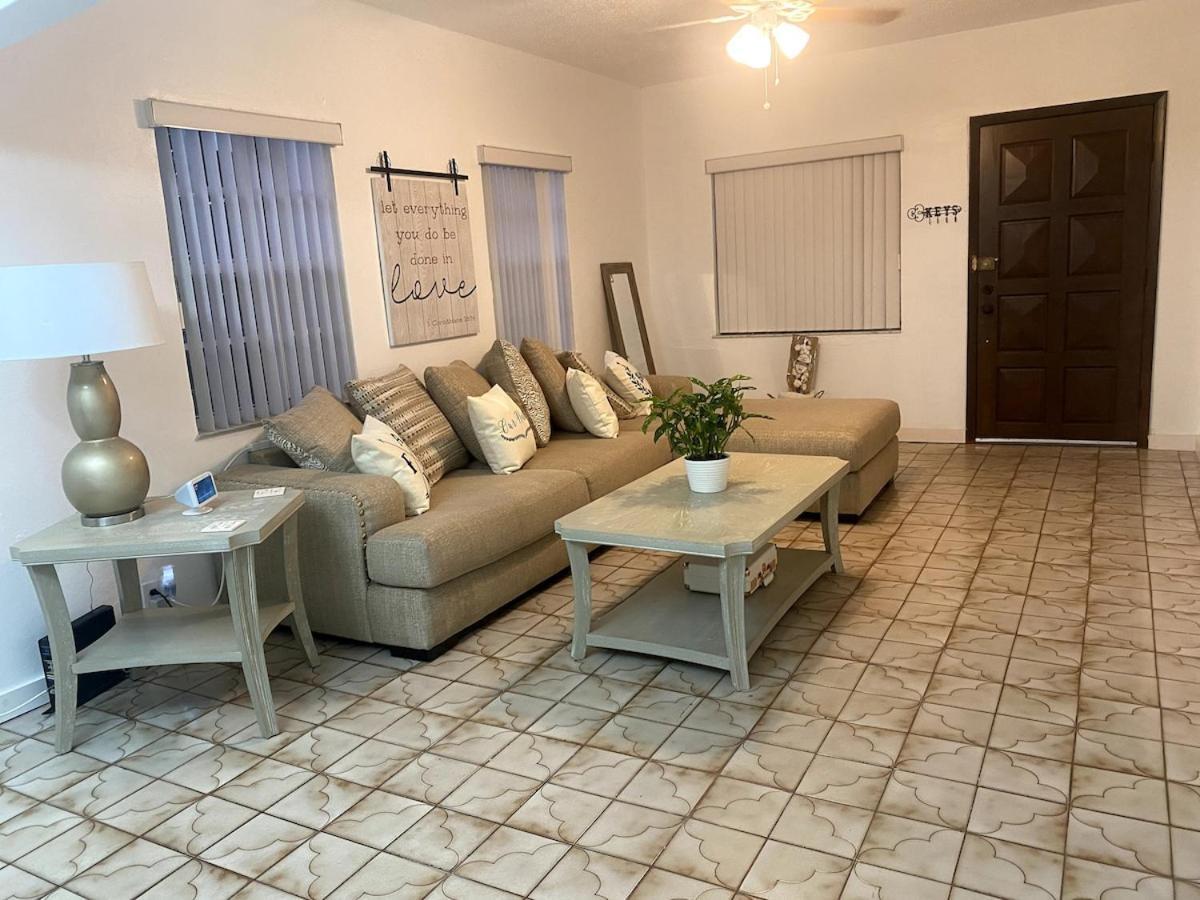 Casa vacanze Chic Centrally Located Spacious 4 Bedrooms *