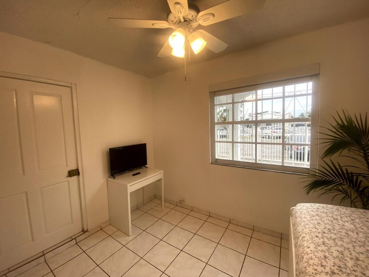 Chic Centrally Located Spacious 4 Bedrooms *