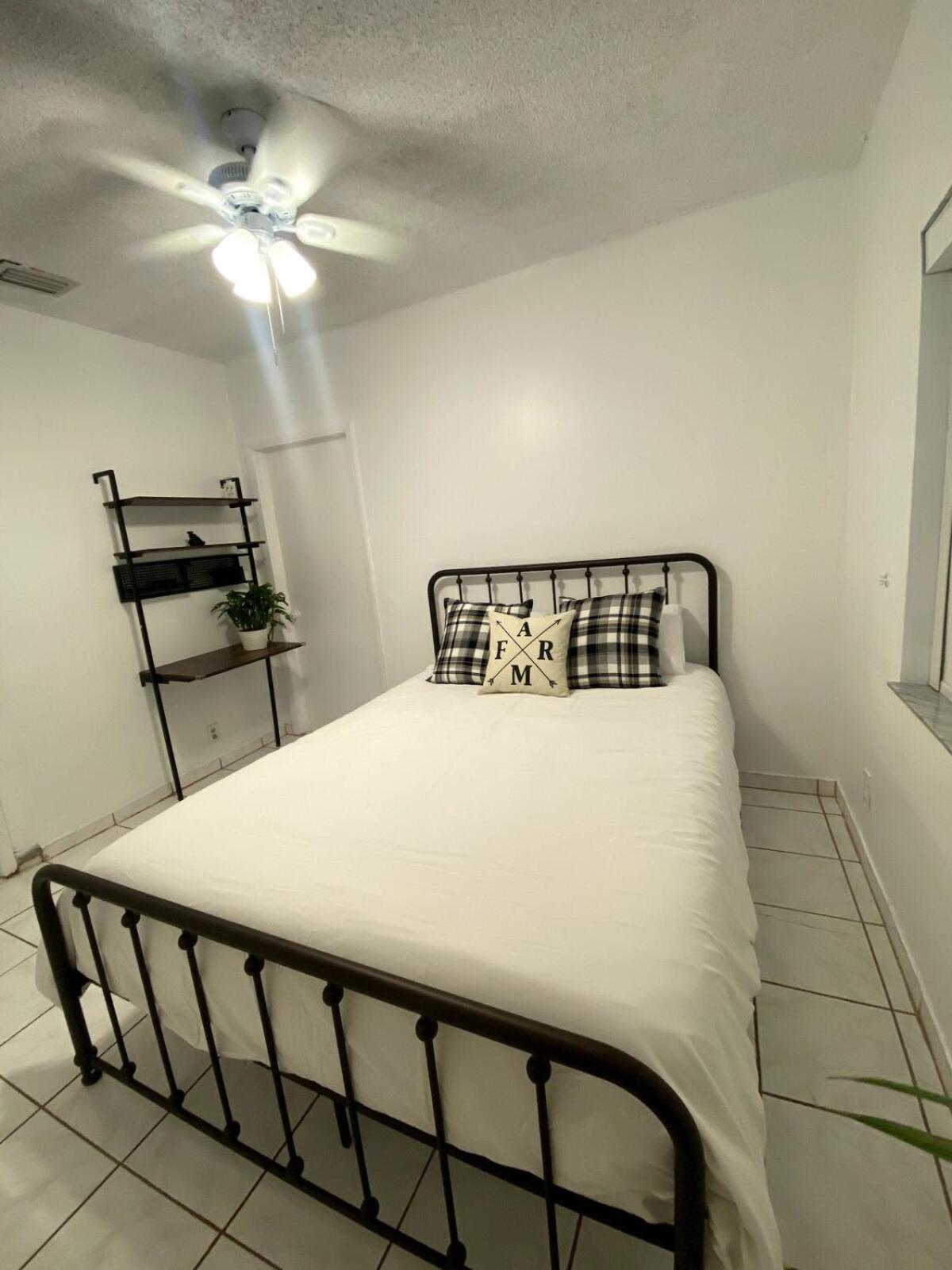 Casa vacanze Chic Centrally Located Spacious 4 Bedrooms *