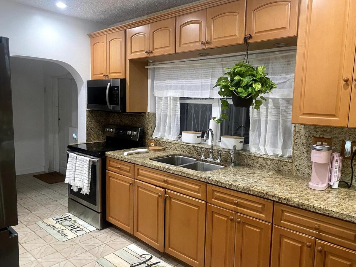 Chic Centrally Located Spacious 4 Bedrooms *